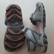 Load image into Gallery viewer, Nike laste sandaalid stp 19 cm Vähekasutatud
