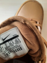 Load image into Gallery viewer, Nike laste saapad nahast suurus 35,5 NAGU UUED
