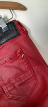 Load image into Gallery viewer, Replay Brigidot punased kerge läikega teksad suurus 26/32 Vähekasutatud
