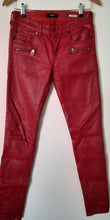 Load image into Gallery viewer, Replay Brigidot punased kerge läikega teksad suurus 26/32 Vähekasutatud

